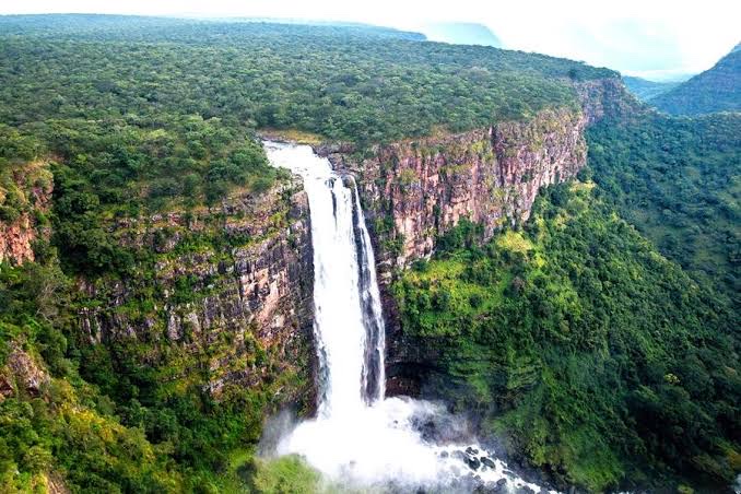 Chutes de Lofoi se déversant depuis le plateau de Kundelungu