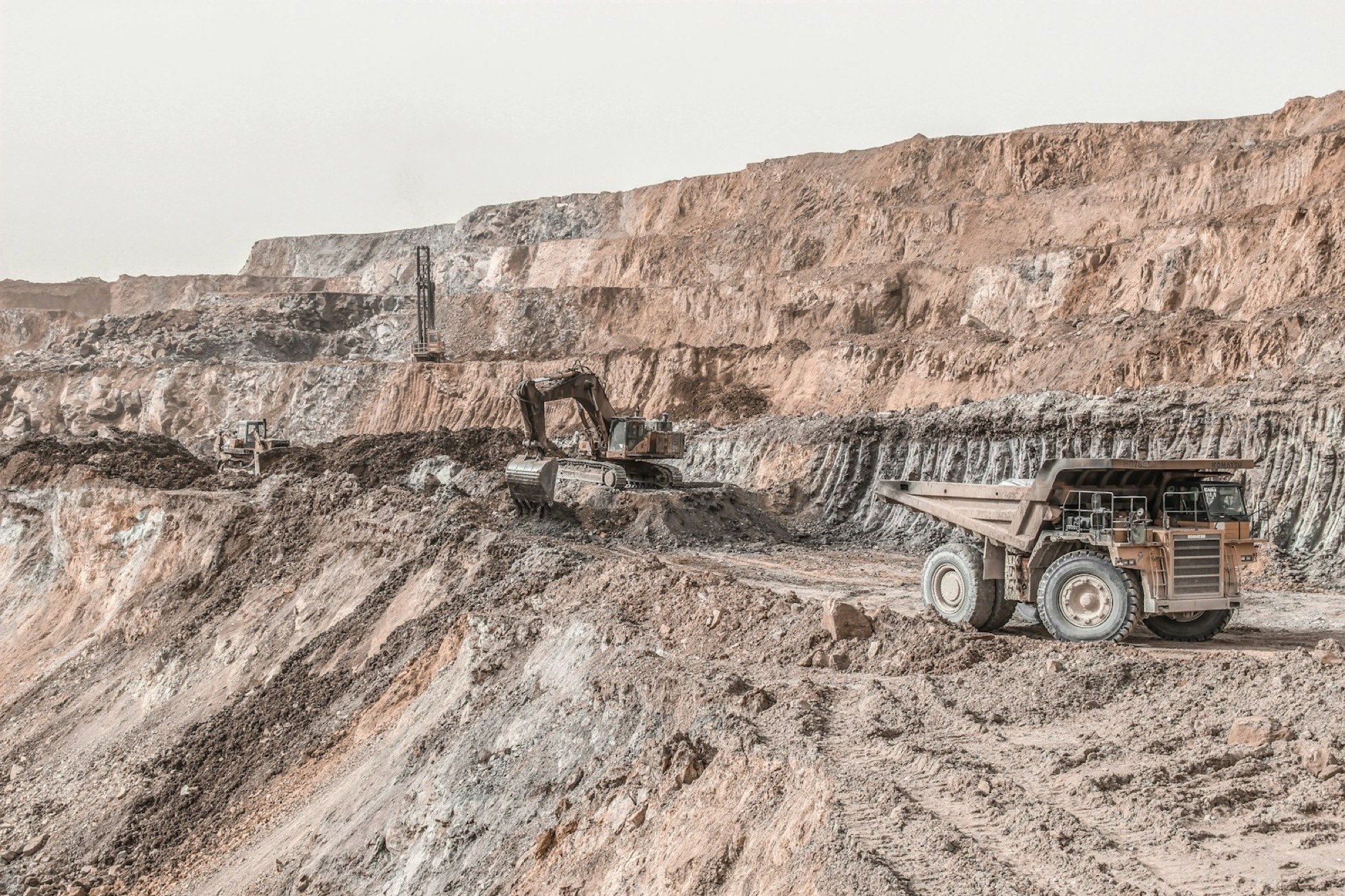 Terrassen einer Kupfermine im Tagebau