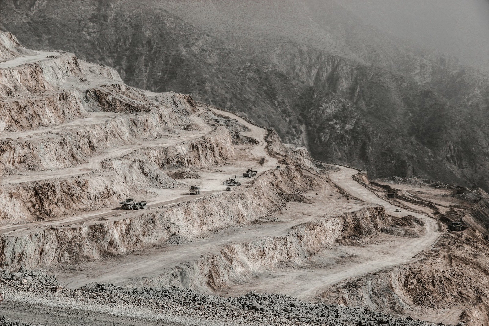 Aussichtspunkt über einer aktiven Mega-Mine bei Kolwezi in der Abenddämmerung