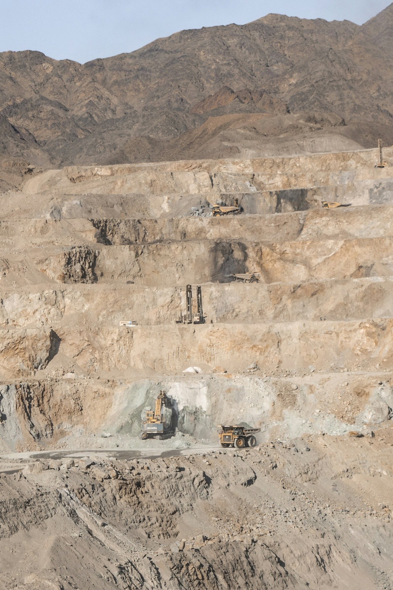 Guide erklärt Besuchern die Geologie von Kupfer- und Kobalterz